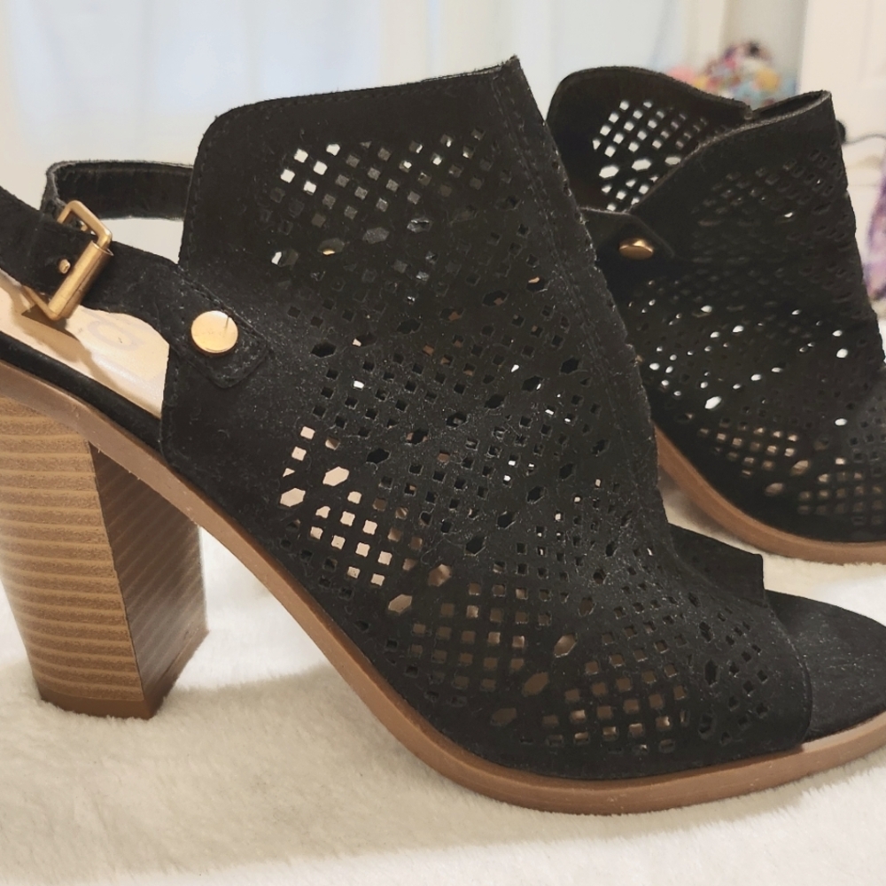 Chunky heel, peep toe sandal